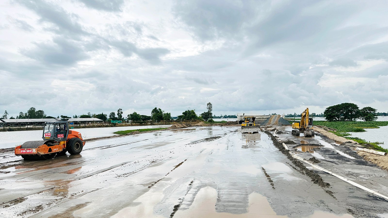 På byggarbetsplatsen för motorvägen Chau Doc - Can Tho - Soc Trang