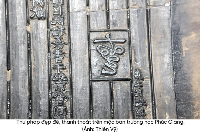 フックザン学校の木版画セットはどのような木から彫られているのですか?