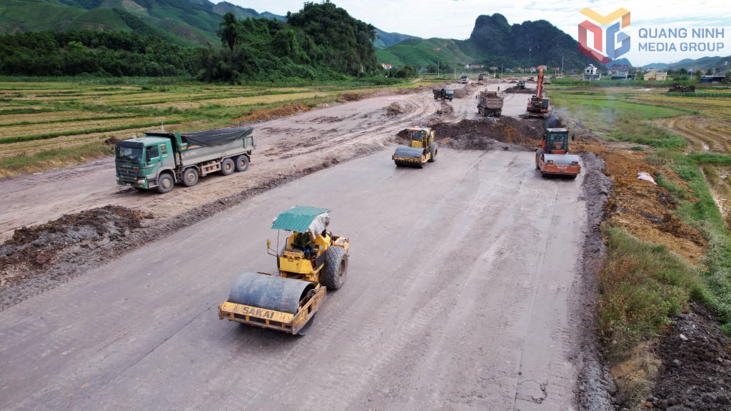 קבלן המיזם המשותף מתמקד בבניית סוללת בסיס הדרך.