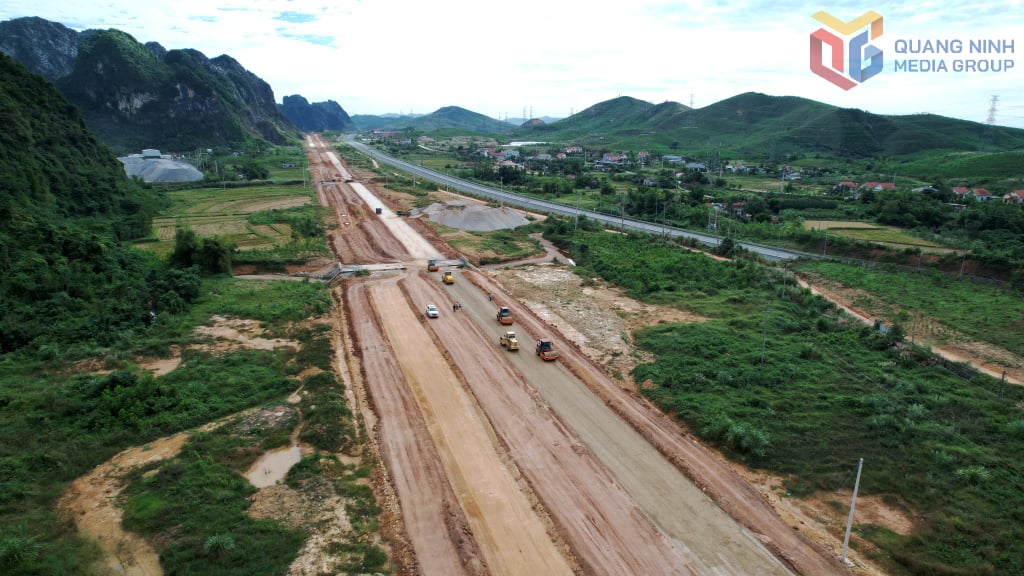 הקבוצה הראשונה המתחברת לכביש המחוזי 342 מתמקדת בבניית שכבת האבנים הכתוש.