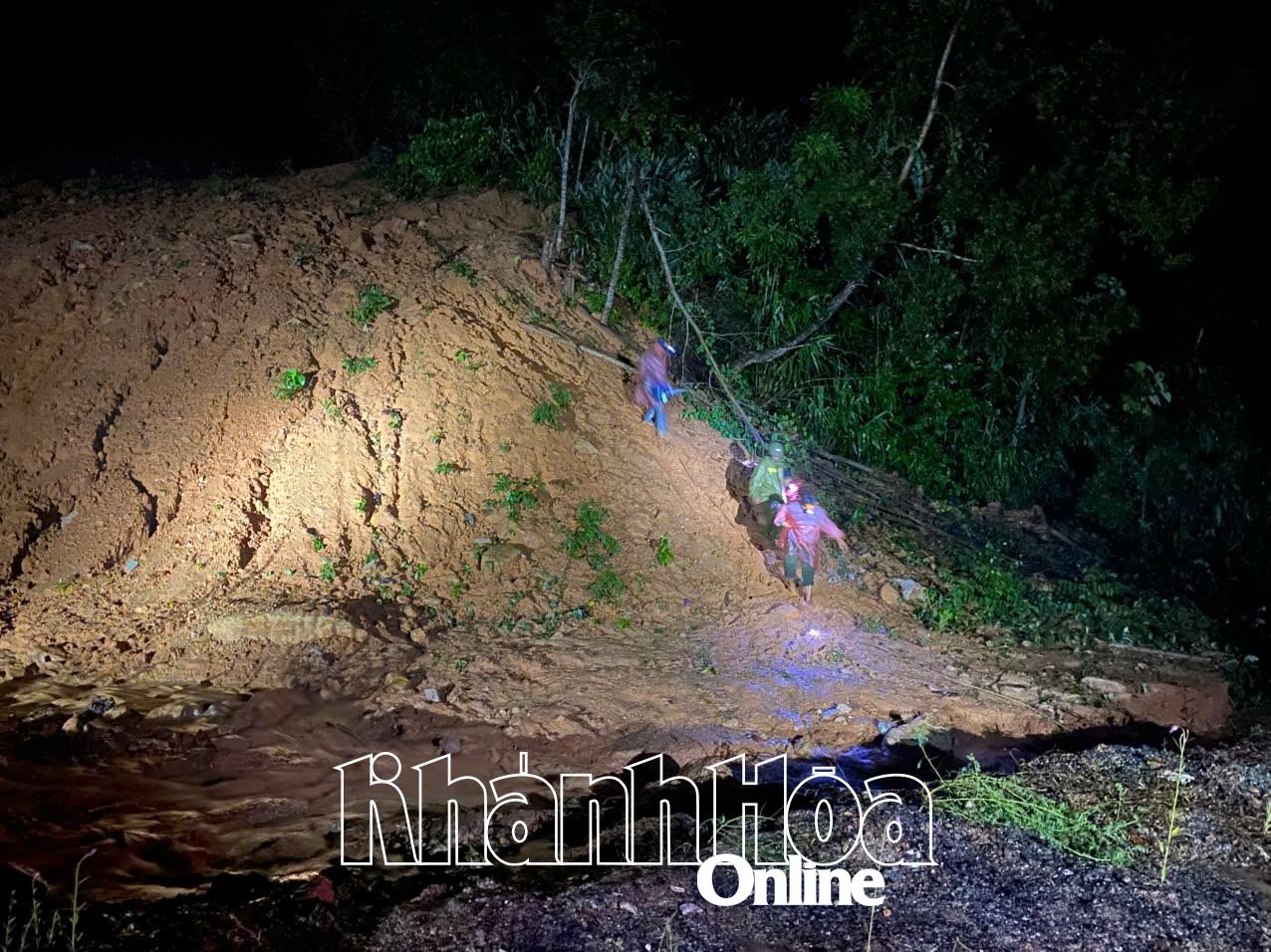 Myndigheterna var tvungna att ta sig över berget för att komma till olycksplatsen och föra offret till akutmottagningen.