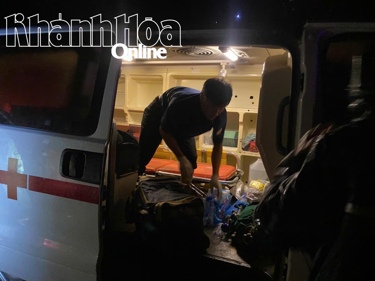 Många ambulanser står redo att transportera offer till sjukvården för snabb vård.