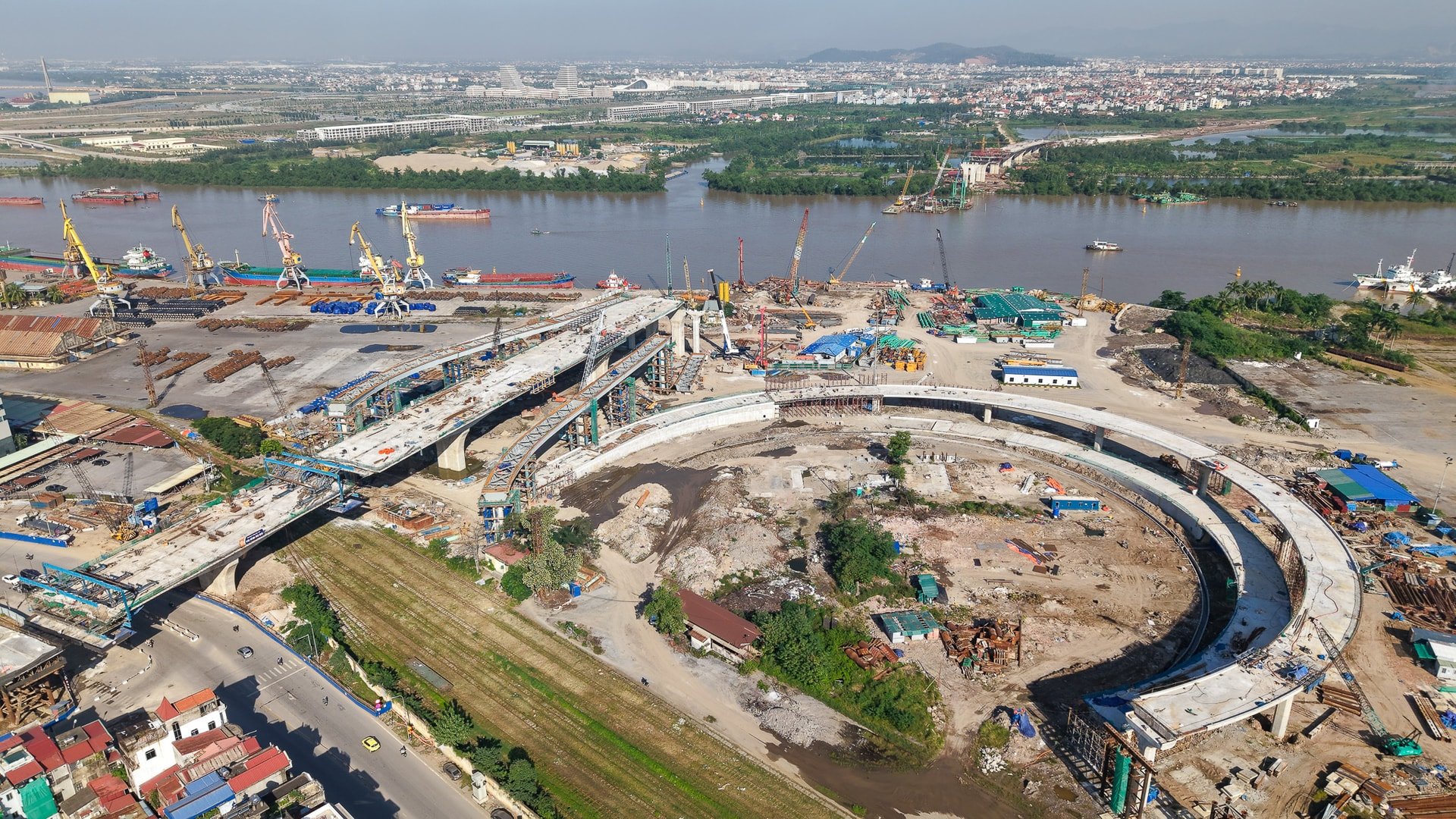 Sau chỉ đạo của Chủ tịch UBND thành phố, tiến độ cầu Nguyễn Trãi chuyển biến ra sao?