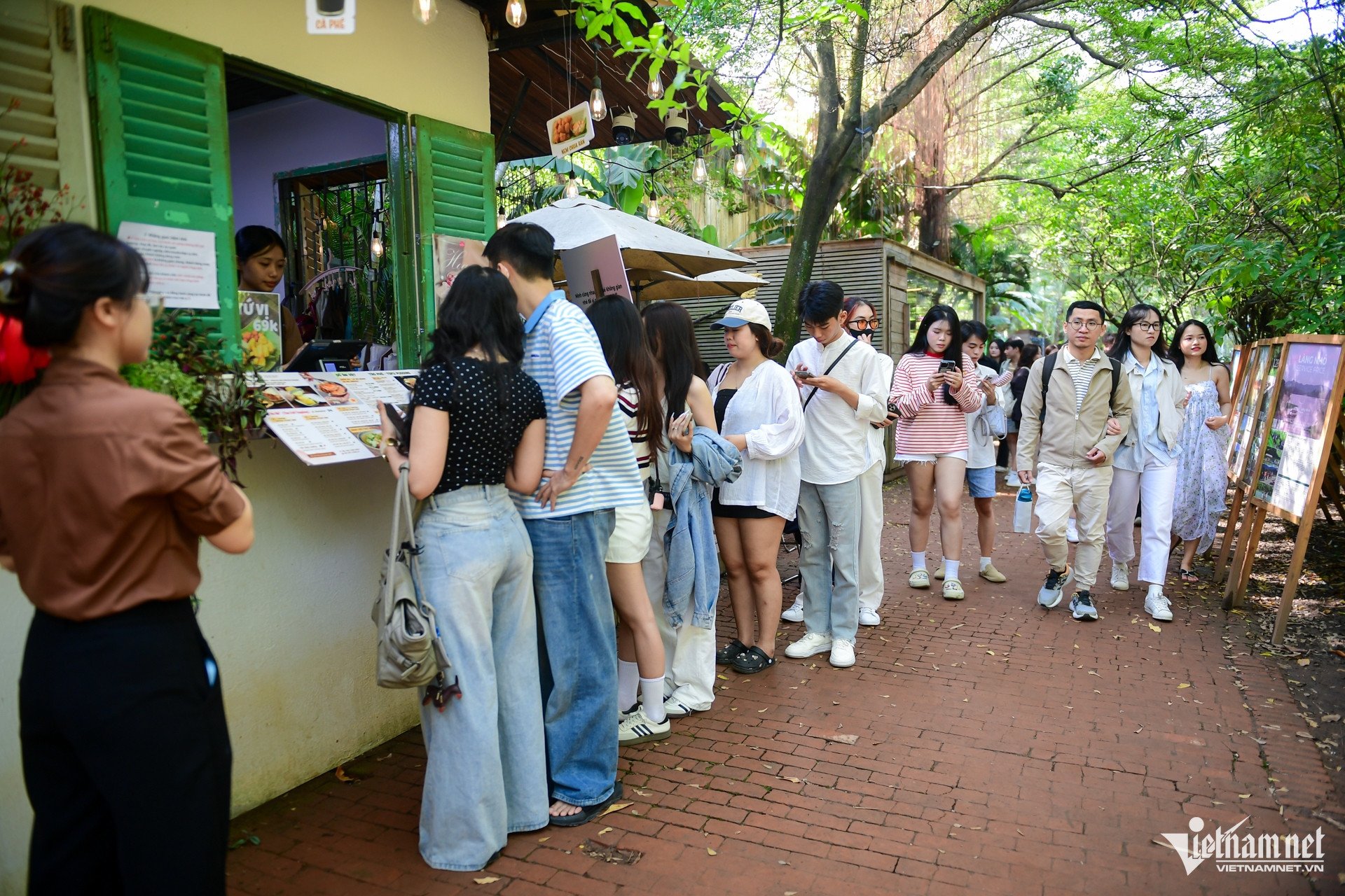 W-យុវជននៃទីក្រុងហូជីមិញ Nguyen Hue 9.jpg