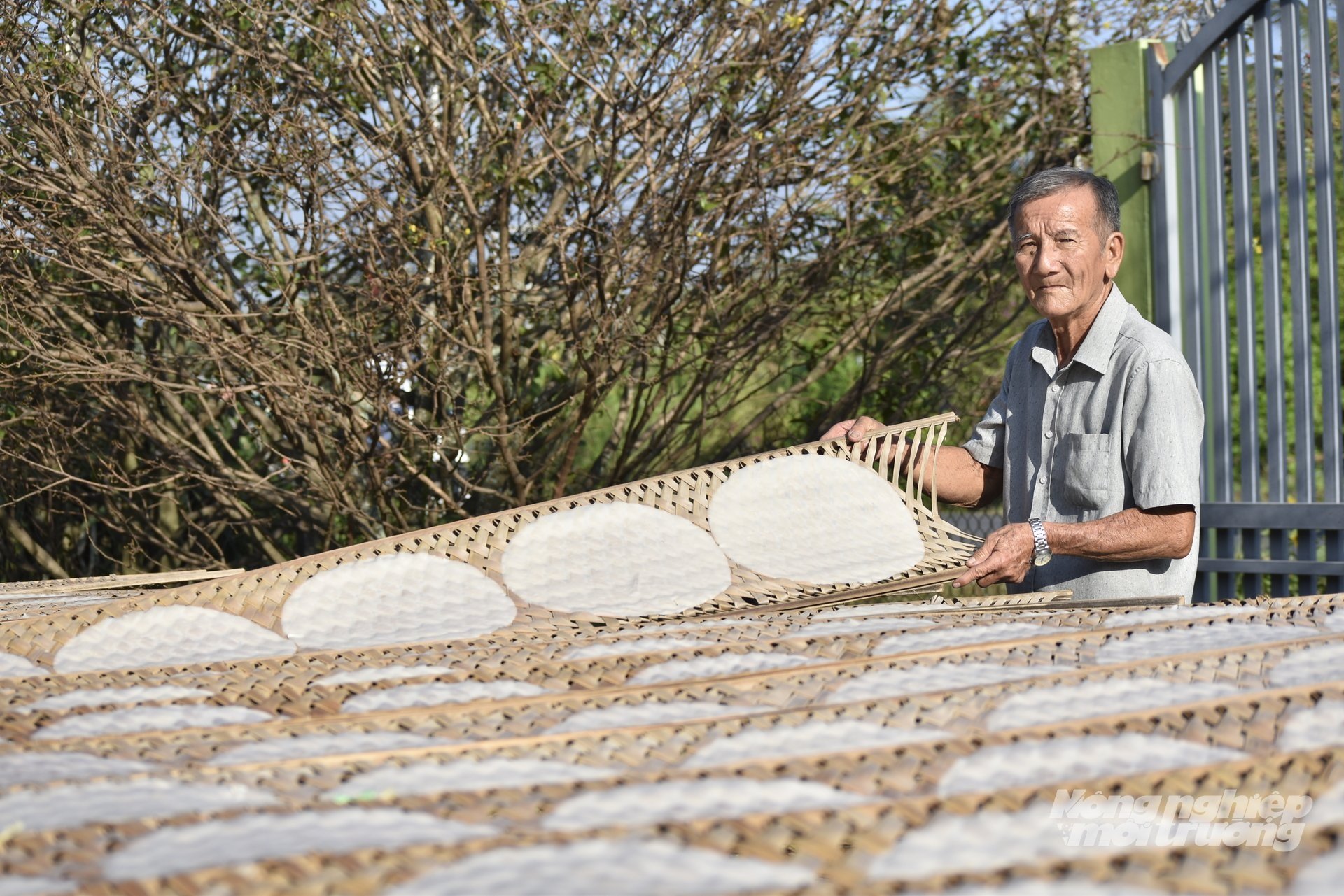 Min by av långt rispapper är över 100 år gammal. Foto: Minh Dam. Làng nghề bánh tráng Mỹ Lồng đã hơn 100 tuổi. Ảnh: Minh Đảm.