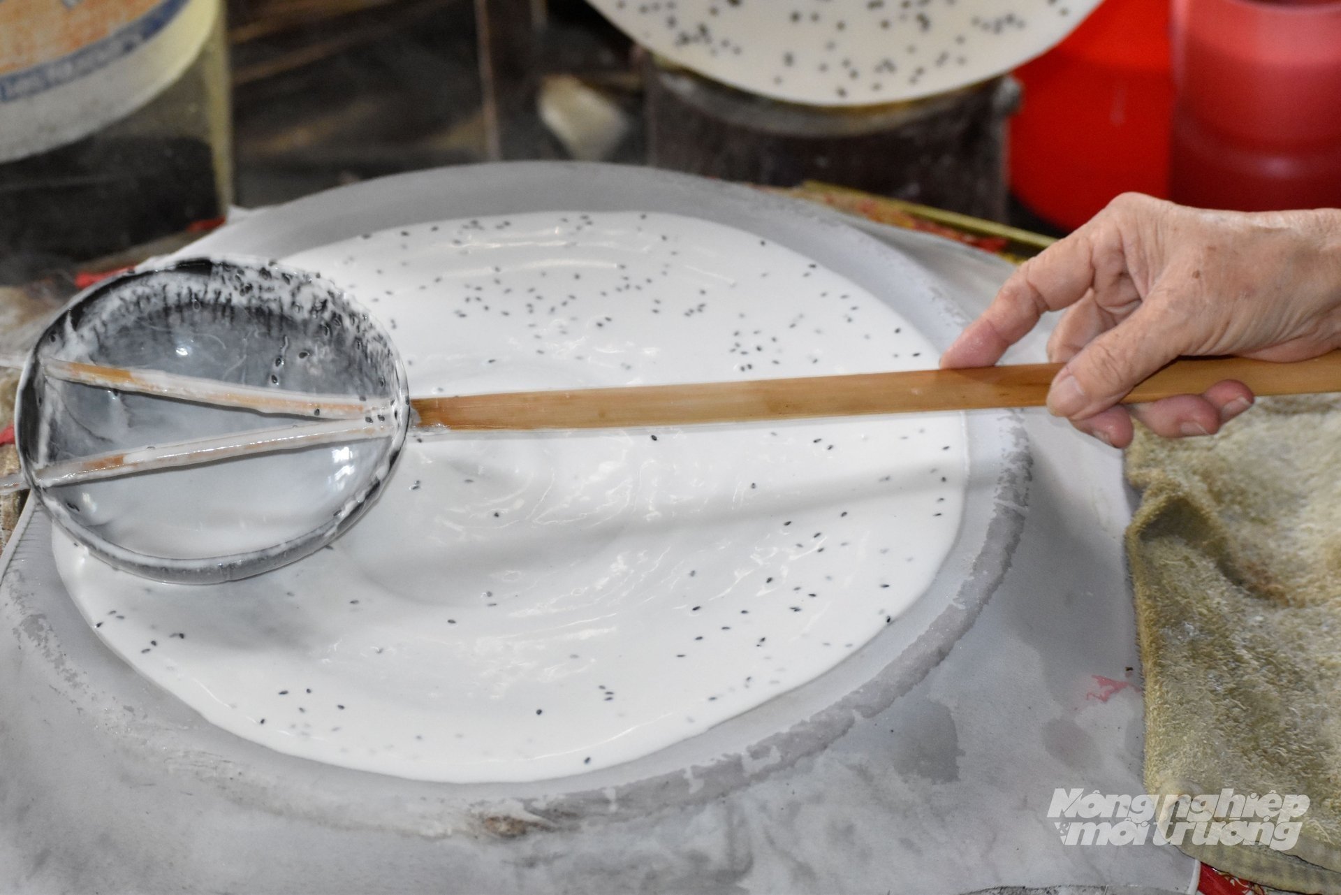 Kakorna är handgjorda. Foto: Minh Dam. Những chiếc bánh được tráng thủ công. Ảnh: Minh Đảm.