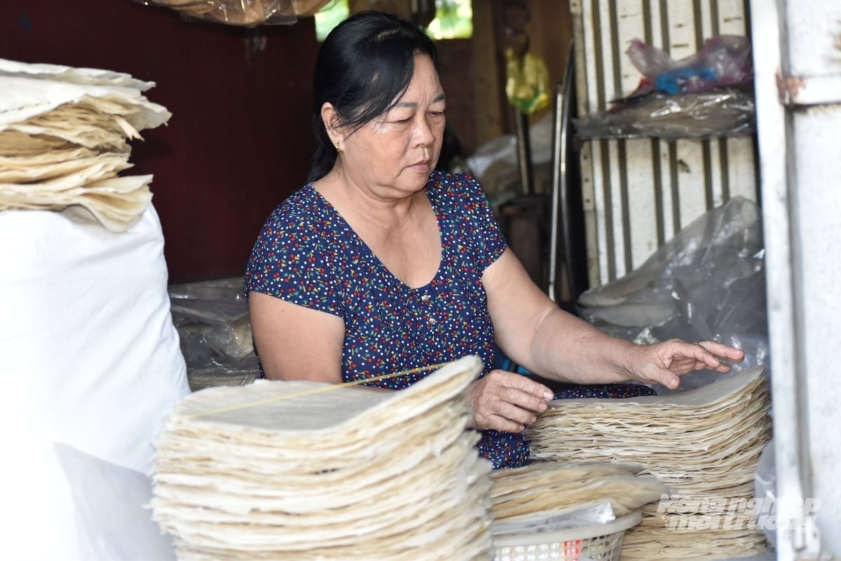 Lägg kakorna i förvaringspåsar och leverera dem till försäljningsagenter i provinserna. Foto: Minh Dam. Xếp bánh vào túi bảo quản giao cho đại lý bán hàng các tỉnh. Ảnh: Minh Đảm.