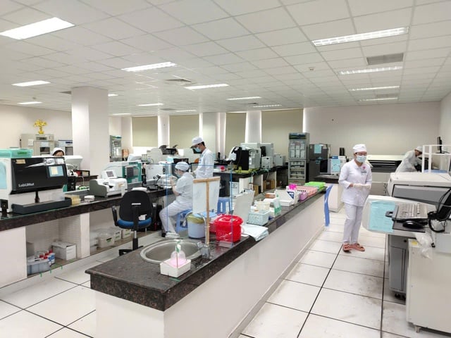 ດ້ວຍການພັດທະນາເຕັກໂນໂລຊີສູງຢູ່ໂຮງໝໍທົ່ວໄປ ອານຢາງ, ປະຊາຊົນບໍ່ຕ້ອງເດີນທາງໄກເພື່ອປິ່ນປົວພະຍາດ - ຮູບ 2. Phát triển kỹ thuật cao ở Bệnh viện Đa khoa An Giang, người dân không còn phải đi xa chữa bệnh- Ảnh 2.