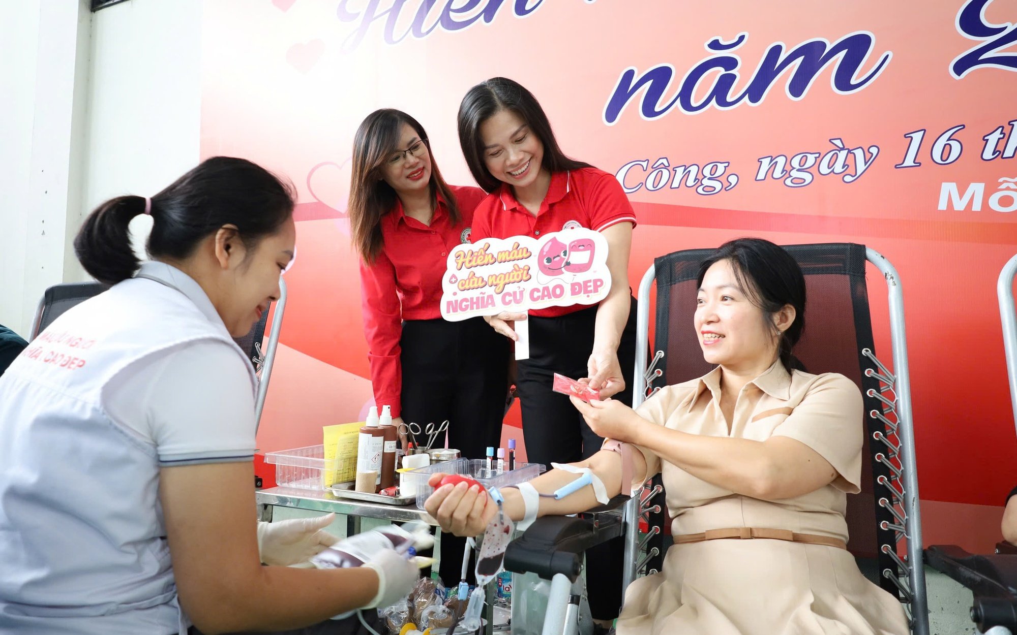 Phó Chủ tịch UBND phường Định Công Nguyễn Thị Thu Hương trao huy hiệu nhóm máu cho người tham gia hiến máu tại Ngày hội