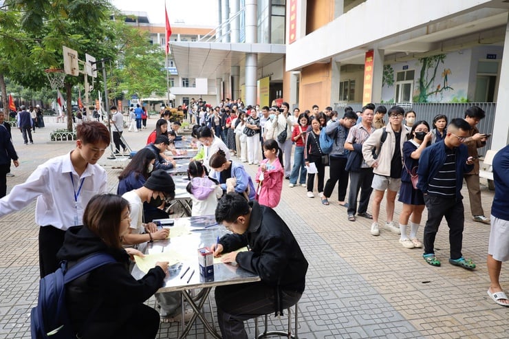 Dinh Cong Ward: ឆ្លើយតបនឹងថ្ងៃអាទិត្យពណ៌ក្រហមដែលផ្តល់ដំណក់ក្រហមជាច្រើនដើម្បីចែករំលែក - រូបថត ១. Phường Định Công: Hưởng ứng Ngày Chủ Nhật đỏ, trao nhiều giọt hồng sẻ chia- Ảnh 1.