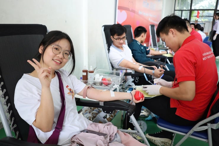 វួដ Dinh Cong៖ ឆ្លើយតបនឹងថ្ងៃអាទិត្យពណ៌ក្រហមដែលផ្តល់ដំណក់ក្រហមជាច្រើនដើម្បីចែករំលែក - រូបថត ២. Phường Định Công: Hưởng ứng Ngày Chủ Nhật đỏ, trao nhiều giọt hồng sẻ chia- Ảnh 2.