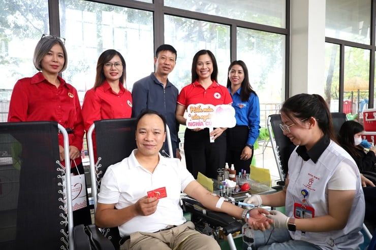 Dinh Cong Ward៖ ឆ្លើយតបនឹងថ្ងៃអាទិត្យពណ៌ក្រហមដែលផ្តល់ដំណក់ក្រហមជាច្រើនដើម្បីចែករំលែក - រូបថត ៣. Phường Định Công: Hưởng ứng Ngày Chủ Nhật đỏ, trao nhiều giọt hồng sẻ chia- Ảnh 3.