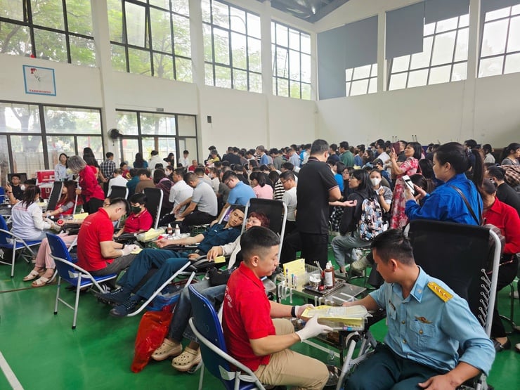 វួដ Dinh Cong៖ ឆ្លើយតបនឹងថ្ងៃអាទិត្យពណ៌ក្រហម ដោយផ្តល់ដំណក់ក្រហមជាច្រើនដើម្បីចែករំលែក - រូបថត ៤. Phường Định Công: Hưởng ứng Ngày Chủ Nhật đỏ, trao nhiều giọt hồng sẻ chia- Ảnh 4.