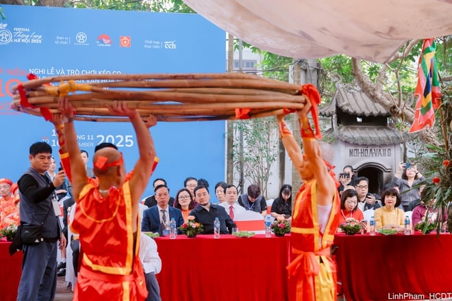 Wymiana i wykonywanie rytuałów i gier przeciągania liny – reprezentatywne niematerialne dziedzictwo kulturowe ludzkości – zdjęcie 3. Giao lưu trình diễn Nghi lễ và trò chơi Kéo co - Di sản văn hóa phi vật thể đại diện của nhân loại- Ảnh 3.