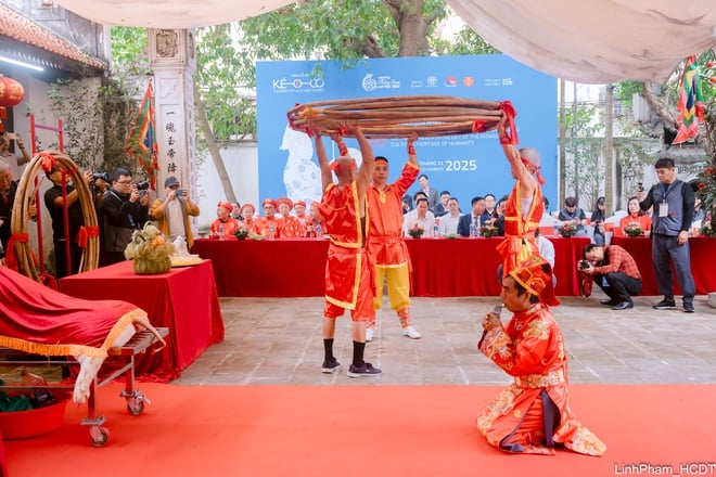 Wymiana i wykonywanie rytuałów i gier przeciągania liny – reprezentatywne niematerialne dziedzictwo kulturowe ludzkości – zdjęcie 4. Giao lưu trình diễn Nghi lễ và trò chơi Kéo co - Di sản văn hóa phi vật thể đại diện của nhân loại- Ảnh 4.