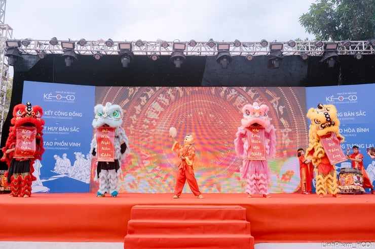 Wymiana i wykonywanie rytuałów i gier przeciągania liny – reprezentatywne niematerialne dziedzictwo kulturowe ludzkości – zdjęcie 5. Giao lưu trình diễn Nghi lễ và trò chơi Kéo co - Di sản văn hóa phi vật thể đại diện của nhân loại- Ảnh 5.