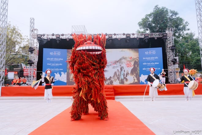 Wymiana i wykonywanie rytuałów i gier przeciągania liny – reprezentatywne niematerialne dziedzictwo kulturowe ludzkości – zdjęcie 6. Giao lưu trình diễn Nghi lễ và trò chơi Kéo co - Di sản văn hóa phi vật thể đại diện của nhân loại- Ảnh 6.