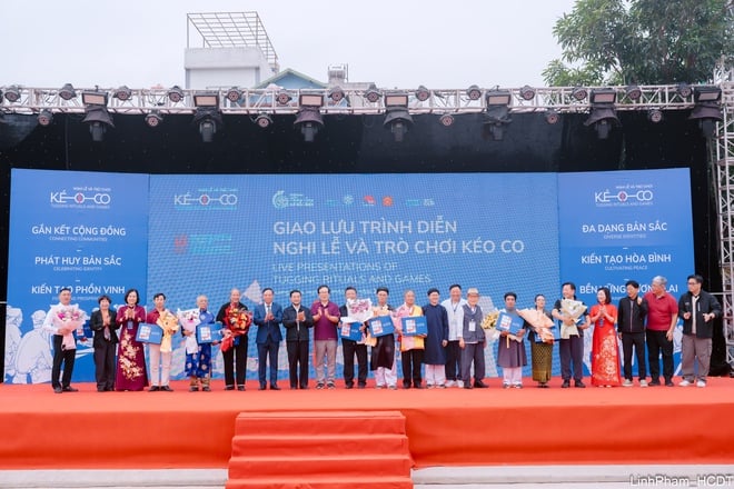 Wymiana i wykonywanie rytuałów i gier przeciągania liny – reprezentatywne niematerialne dziedzictwo kulturowe ludzkości – zdjęcie 13. Giao lưu trình diễn Nghi lễ và trò chơi Kéo co - Di sản văn hóa phi vật thể đại diện của nhân loại- Ảnh 13.