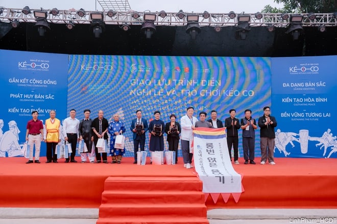 Wymiana i wykonywanie rytuałów i gier przeciągania liny – reprezentatywne niematerialne dziedzictwo kulturowe ludzkości – zdjęcie 14. Giao lưu trình diễn Nghi lễ và trò chơi Kéo co - Di sản văn hóa phi vật thể đại diện của nhân loại- Ảnh 14.