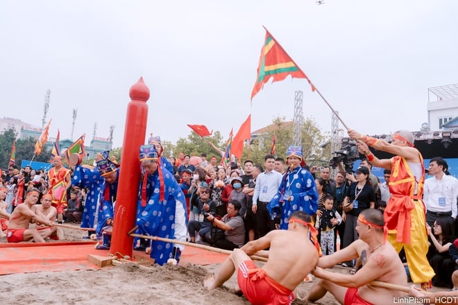 Wymiana i wykonywanie rytuałów i gier przeciągania liny – reprezentatywne niematerialne dziedzictwo kulturowe ludzkości – zdjęcie 16. Giao lưu trình diễn Nghi lễ và trò chơi Kéo co - Di sản văn hóa phi vật thể đại diện của nhân loại- Ảnh 16.