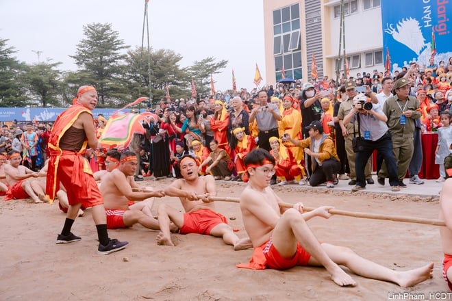 Wymiana i wykonywanie rytuałów i gier przeciągania liny – reprezentatywne niematerialne dziedzictwo kulturowe ludzkości – zdjęcie 18. Giao lưu trình diễn Nghi lễ và trò chơi Kéo co - Di sản văn hóa phi vật thể đại diện của nhân loại- Ảnh 18.