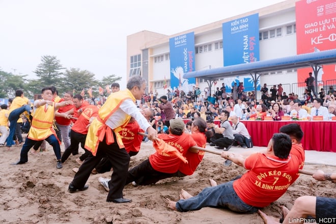 Wymiana i wykonywanie rytuałów i gier przeciągania liny – reprezentatywne niematerialne dziedzictwo kulturowe ludzkości – zdjęcie 19. Giao lưu trình diễn Nghi lễ và trò chơi Kéo co - Di sản văn hóa phi vật thể đại diện của nhân loại- Ảnh 19.