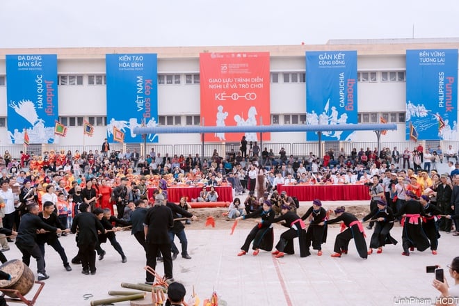 Wymiana i wykonywanie rytuałów i gier przeciągania liny – reprezentatywne niematerialne dziedzictwo kulturowe ludzkości – zdjęcie 22. Giao lưu trình diễn Nghi lễ và trò chơi Kéo co - Di sản văn hóa phi vật thể đại diện của nhân loại- Ảnh 22.