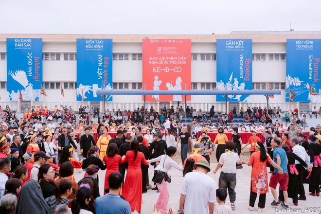 Wymiana i wykonywanie rytuałów i gier przeciągania liny – reprezentatywne niematerialne dziedzictwo kulturowe ludzkości – zdjęcie 23. Giao lưu trình diễn Nghi lễ và trò chơi Kéo co - Di sản văn hóa phi vật thể đại diện của nhân loại- Ảnh 23.