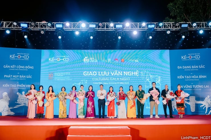 រំលេចនៃកម្មវិធីផ្លាស់ប្តូរវប្បធម៌រវាងសហគមន៍ដែលអនុវត្តពិធី Sitting Tug of War និងល្បែង - រូបថត ១. Đặc sắc chương trình giao lưu văn nghệ giữa các cộng đồng thực hành Nghi lễ và trò chơi Kéo co ngồi- Ảnh 1.