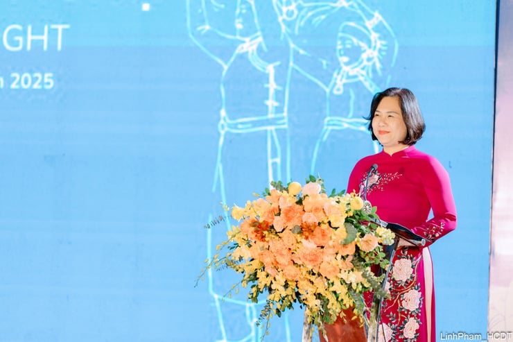 រំលេចនៃកម្មវិធីផ្លាស់ប្តូរវប្បធម៌រវាងសហគមន៍ដែលអនុវត្តពិធី Sitting Tug of War និងល្បែង - រូបថត ២. Đặc sắc chương trình giao lưu văn nghệ giữa các cộng đồng thực hành Nghi lễ và trò chơi Kéo co ngồi- Ảnh 2.