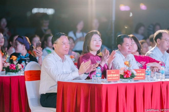 រំលេចនៃកម្មវិធីផ្លាស់ប្តូរវប្បធម៌រវាងសហគមន៍អនុវត្តពិធី Sitting Tug of War និងល្បែង - រូបថត ៣. Đặc sắc chương trình giao lưu văn nghệ giữa các cộng đồng thực hành Nghi lễ và trò chơi Kéo co ngồi- Ảnh 3.