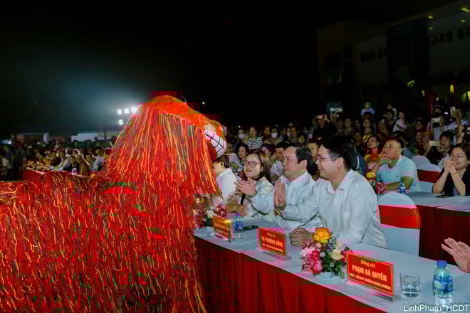 រំលេចនៃកម្មវិធីផ្លាស់ប្តូរវប្បធម៌រវាងសហគមន៍ដែលអនុវត្តពិធី Sitting Tug of War និងល្បែង - រូបថត ៨. Đặc sắc chương trình giao lưu văn nghệ giữa các cộng đồng thực hành Nghi lễ và trò chơi Kéo co ngồi- Ảnh 8.