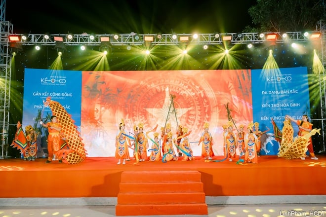 រំលេចនៃកម្មវិធីផ្លាស់ប្តូរវប្បធម៌រវាងសហគមន៍ដែលអនុវត្តពិធី Sitting Tug of War និងល្បែង - រូបថត ១០. Đặc sắc chương trình giao lưu văn nghệ giữa các cộng đồng thực hành Nghi lễ và trò chơi Kéo co ngồi- Ảnh 10.