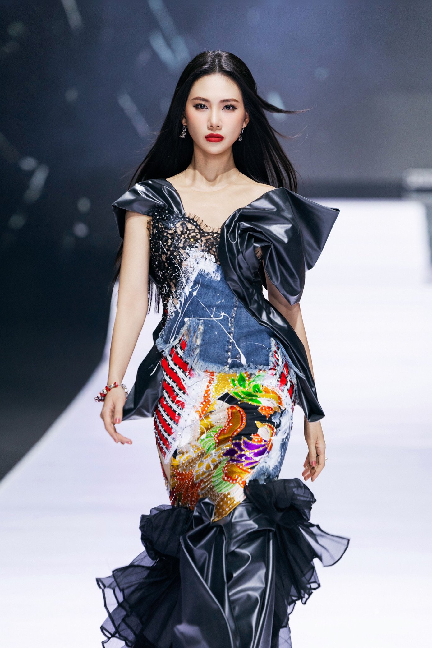 Bùi Quỳnh Hoa khiến khán giả không thể rời mắt với 'cú đá váy' đậm chất vedette - Ảnh 1.