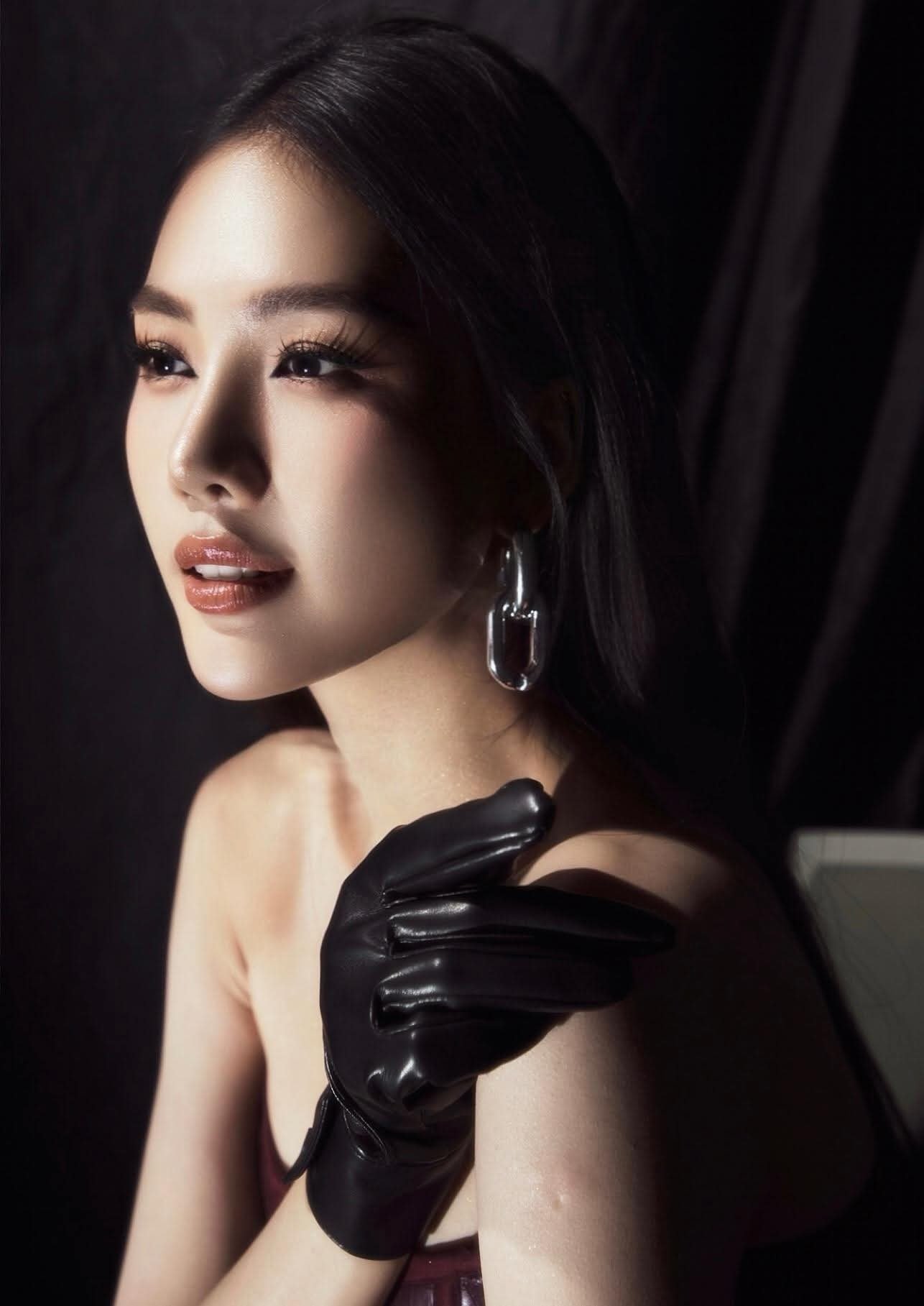 Bùi Quỳnh Hoa khiến khán giả không thể rời mắt với 'cú đá váy' đậm chất vedette - Ảnh 4.