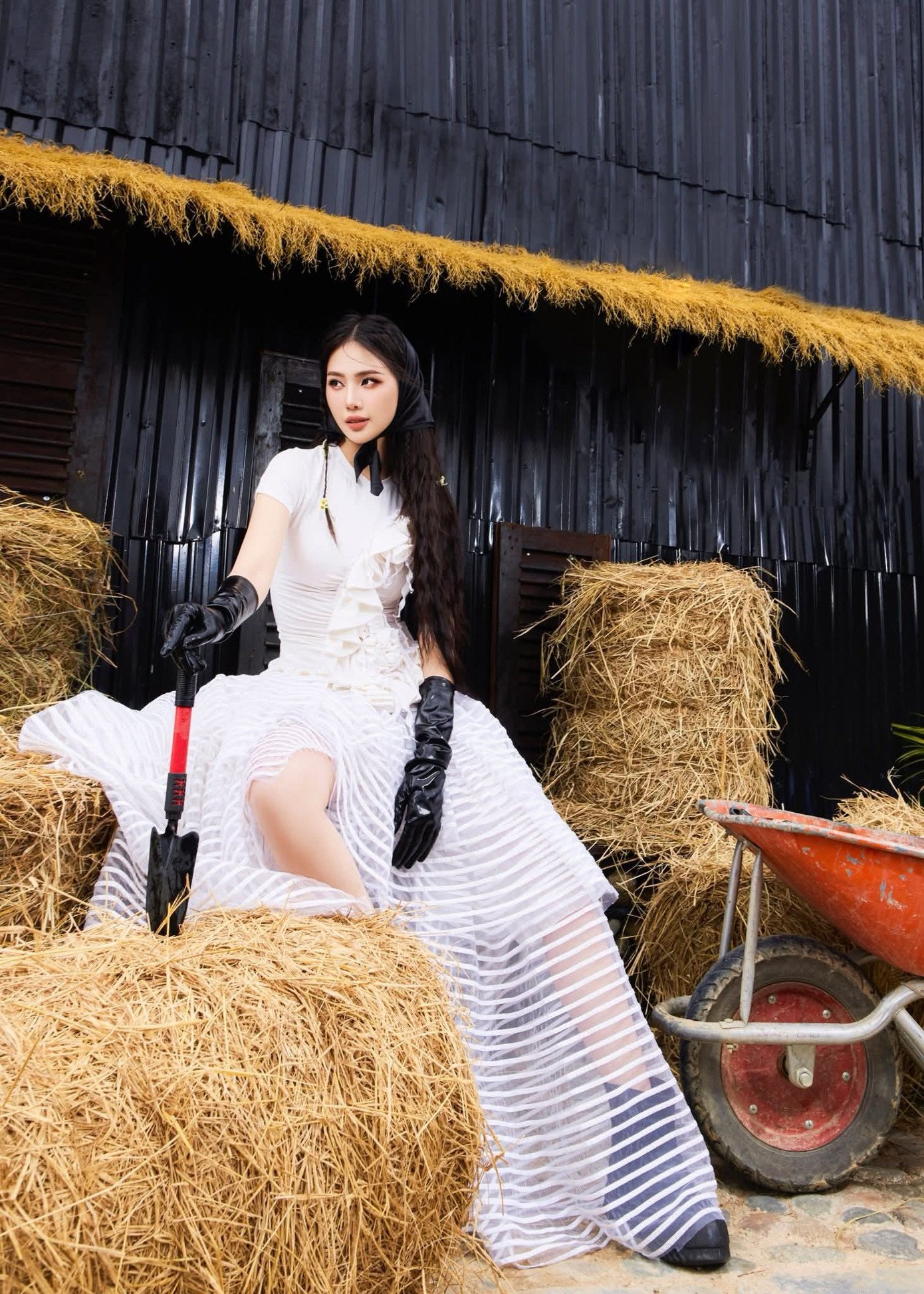 Bùi Quỳnh Hoa khiến khán giả không thể rời mắt với 'cú đá váy' đậm chất vedette - Ảnh 6.