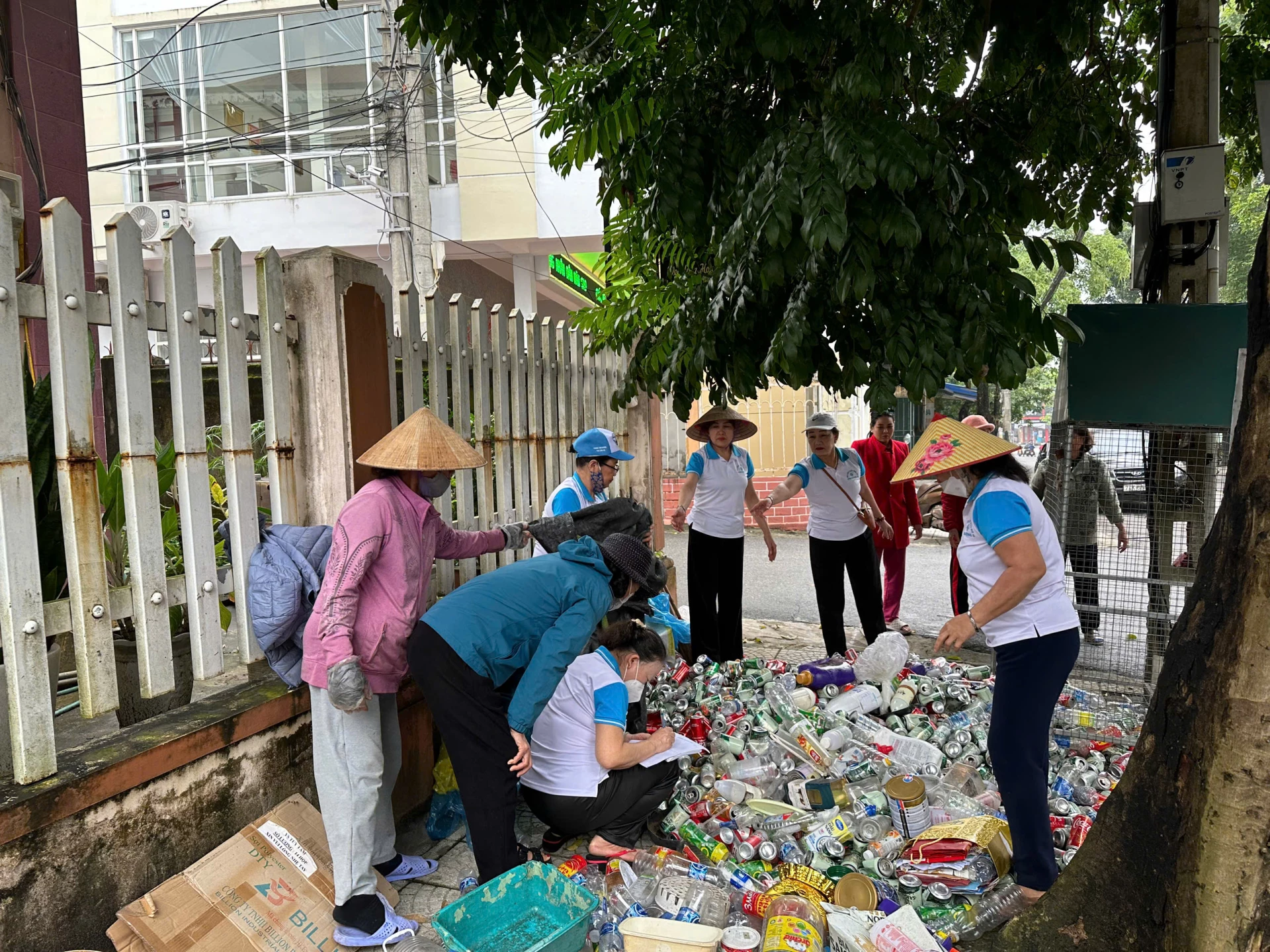 Medlemmar i kvinnoförbundet i Nam Dong Ha-distriktet samlar aktivt in skrotmetall och samlar in pengar för att ge sjukförsäkringskort till kvinnor i svåra omständigheter - Foto: T.T