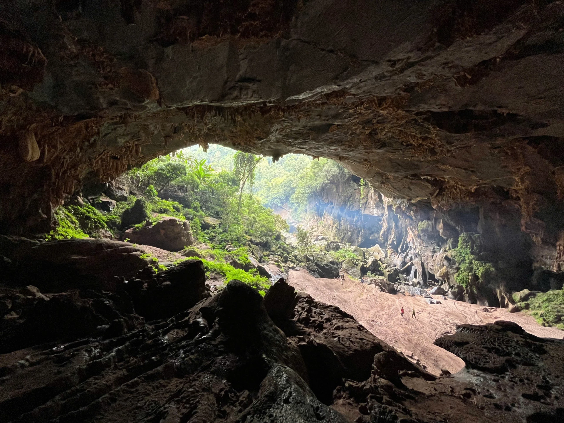 Bakdörren till Kling-grottan sedd inifrån - Foto: N.H
