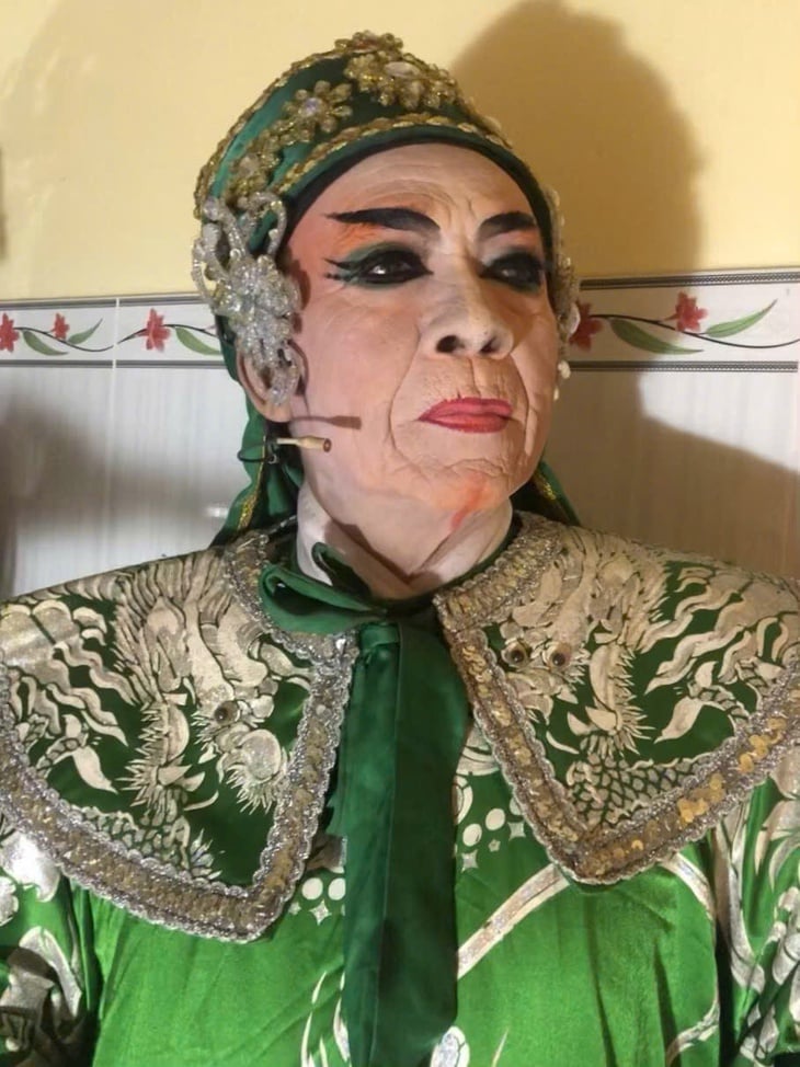 ນັກປະພັນໂອເປຣາພື້ນເມືອງ ບຸ່ຍຂານ, ນ້ອງຊາຍຂອງຈິດຕະກອນ ບຸ່ຍຕືຢ້ຽນ ໄດ້ເຖິງແກ່ມໍລະນະກຳ - ຮູບທີ 2. Bửu Khánh - Ảnh 2.