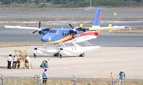 Un hydravion vietnamien DHC6 VNT 777 se prépare à décoller pour participer aux recherches du Boeing 777-200 de Malaysia Airlines (vol MH370) disparu le 8 mars 2014. (Photo : Vnexpress.net) Thủy phi cơ DHC6 VNT 777 của Việt Nam chuẩn bị cất cánh trong việc tìm kiếm máy bay Boeing 777 - 200 (số hiệu MH370) của Hãng hàng không Quốc gia Malaysia mất tích vào ngày 08/3/2014. (Ảnh: Vnexpress.net)