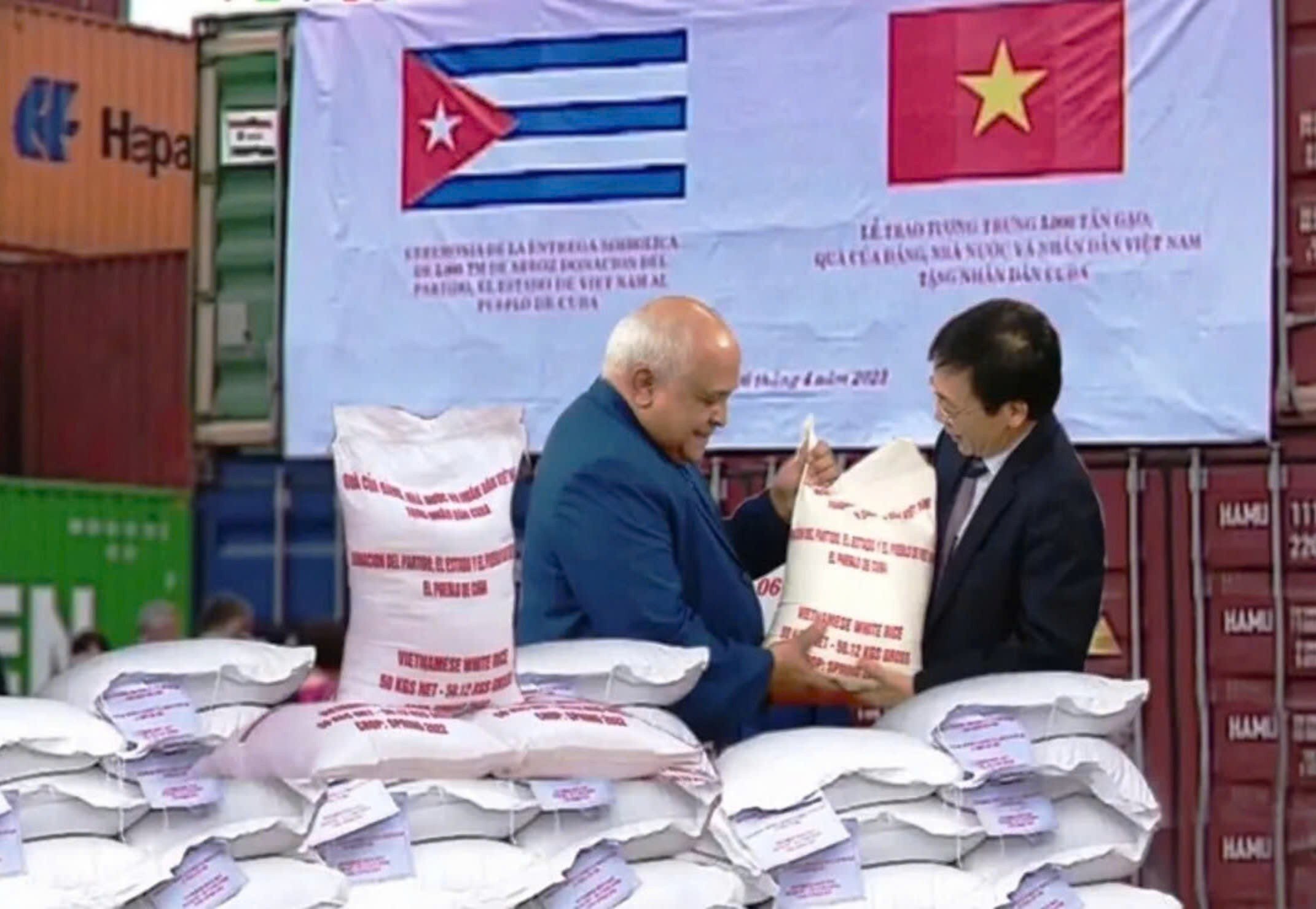 Le 6 avril 2023, au port de Hai Phong, le Vietnam a remis 5 000 tonnes de riz au peuple cubain en présence de l’ambassadeur de Cuba au Vietnam, Orlando Nicolas Hernandez Guillen. (Photo : VTV) Ngày 06/4/2023, tại Cảng Hải Phòng, Việt Nam bàn giao 5.000 tấn gạo gửi tặng nhân dân Cuba trước sự chứng kiến của Đại sứ Cuba tại Việt Nam Orlando Nicolas Hernandez Guillen. (Ảnh: VTV)
