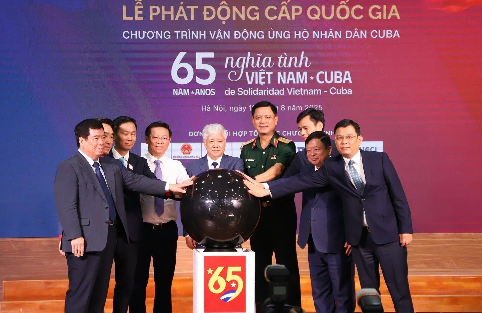 Le 13 août 2025 à Hanoï, le Comité central de la Croix-Rouge vietnamienne, en collaboration avec le ministère des Affaires étrangères, l'Union vietnamienne des organisations d'amitié, l'Association d'amitié Vietnam-Cuba et d'autres organismes, a organisé la cérémonie nationale de lancement du programme de mobilisation du soutien au peuple cubain sur le thème suivant : Những sẻ chia từ Việt Nam