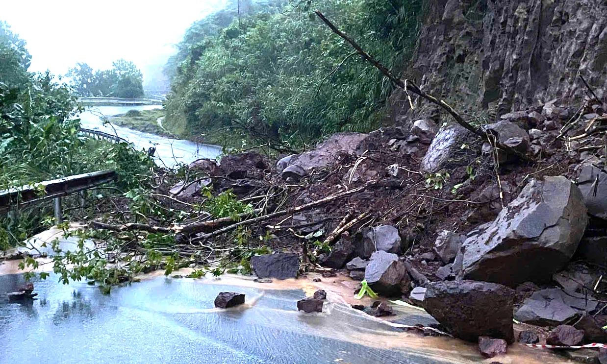 На км 9+400, національної автомагістралі 15d у комуні Ла-Лей, затор через зсув.