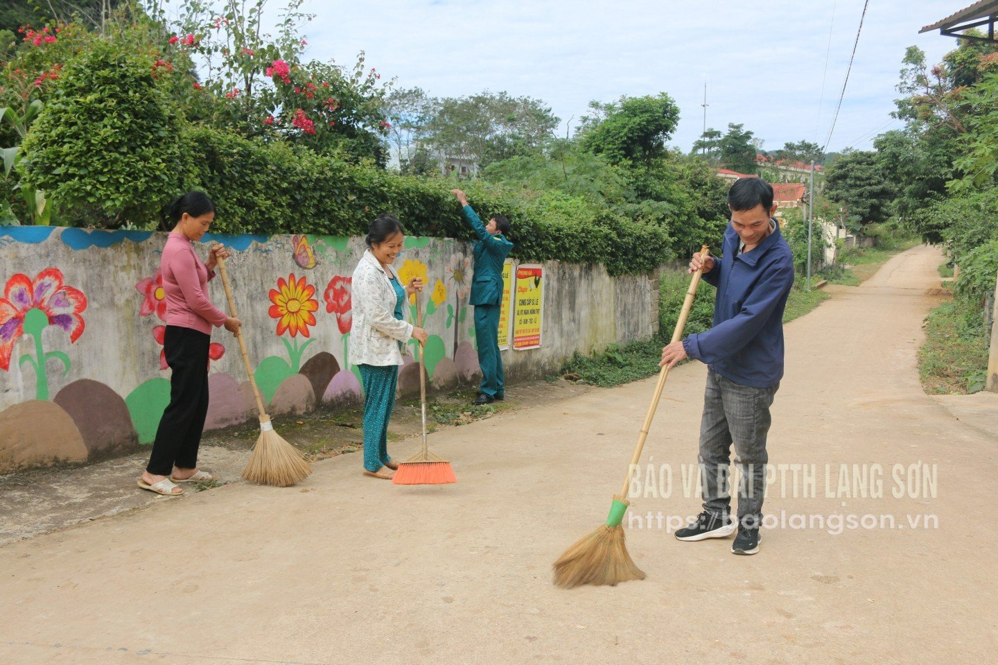 កងជីវពល និងប្រជាជនសម្អាតផ្លូវភូមិ និងផ្លូវលំ កាត់ដើមឈើនៅភូមិឡាងណុង ឃុំបាងម៉ាក់