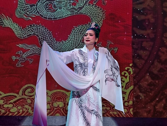 Zasloužilá umělkyně Tuyet Thu si zkouší roli Duong Van Nga - Foto 1. NSƯT Tuyết Thu thử nghiệm vai Dương Vân Nga- Ảnh 1.