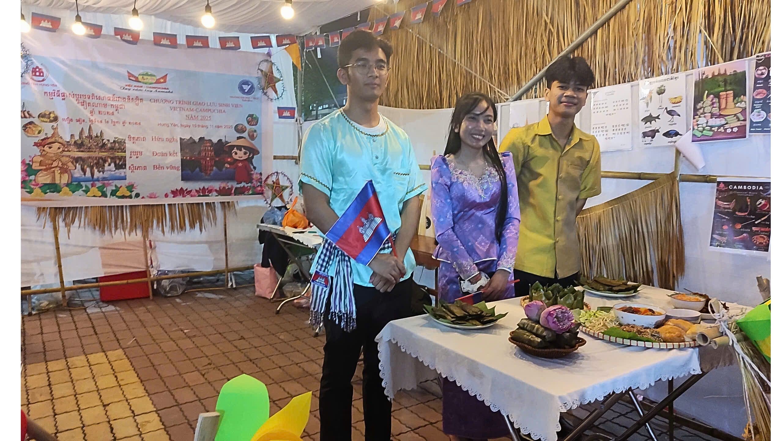 Stand d'étudiants cambodgiens en séjour d'études à l'étranger. (Photo : Thanh Luan) Gian hàng của các lưu học sinh Campuchia. (Ảnh: Thành Luân)