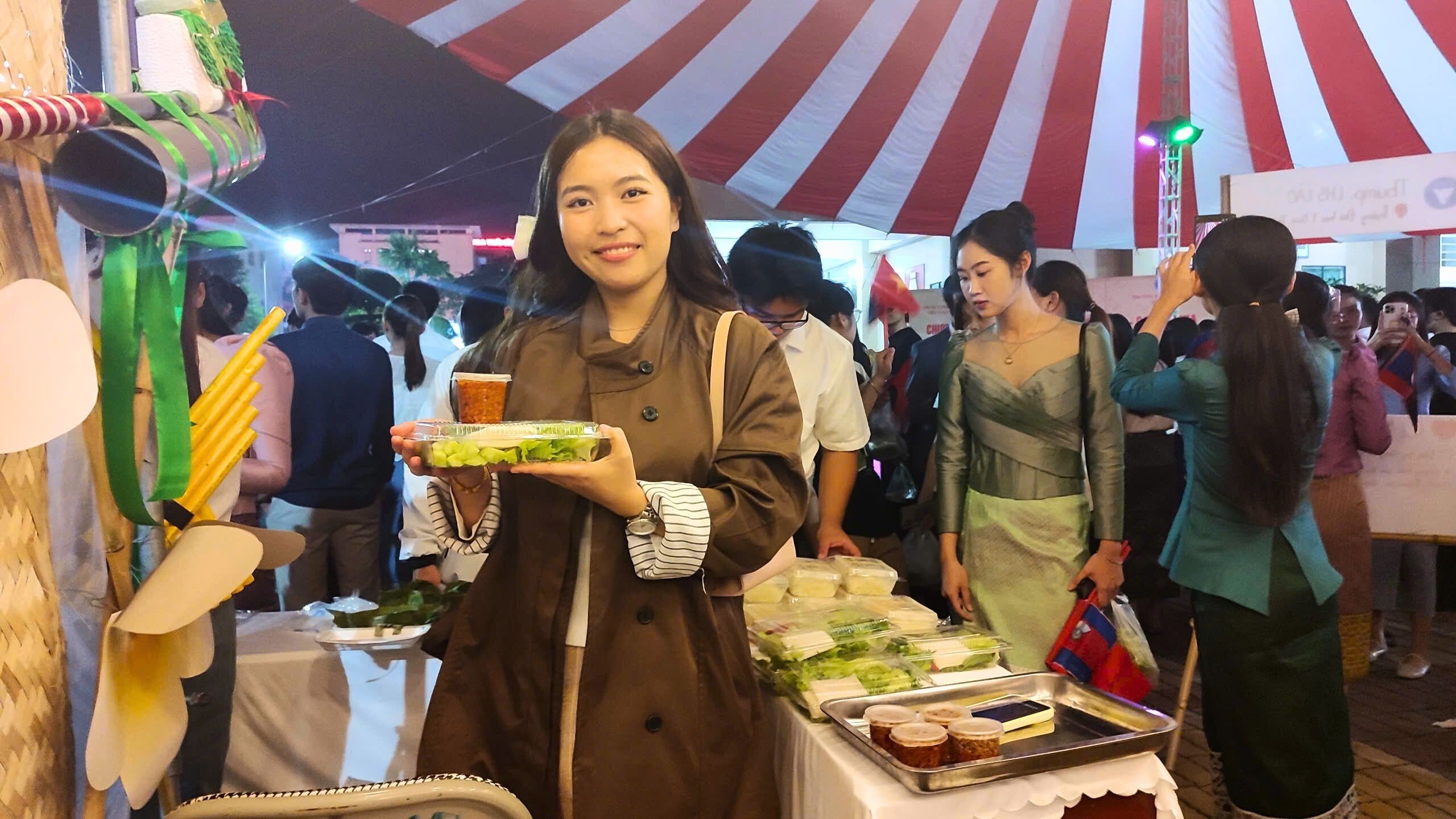 Stand d'étudiants laotiens en études à l'étranger Gian hàng của lưu học sinh Lào