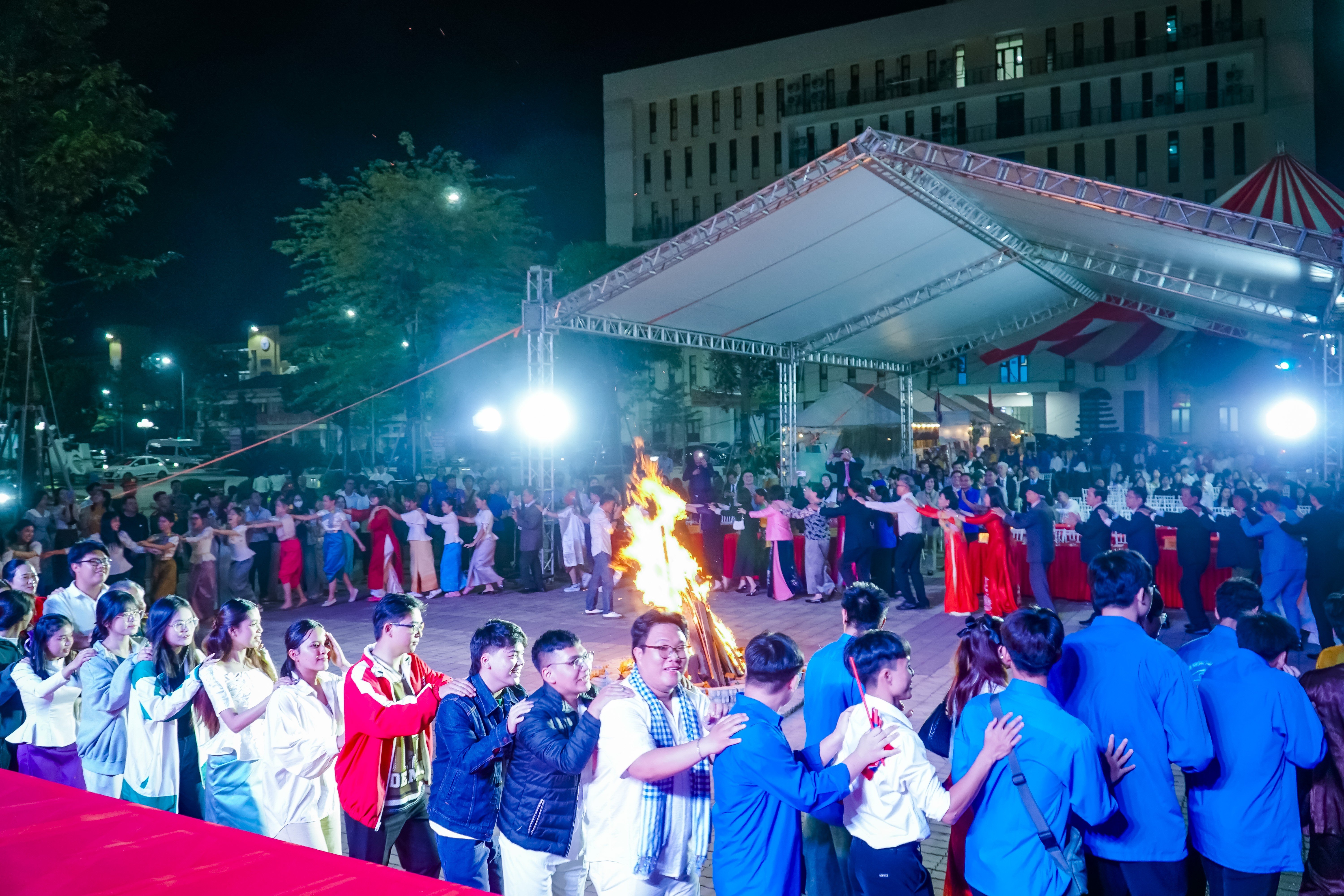 Échanges étudiants Vietnam-Cambodge : Créer des liens à partir de choses simples Giao lưu sinh viên Việt Nam - Campuchia: Gắn kết từ những điều giản dị