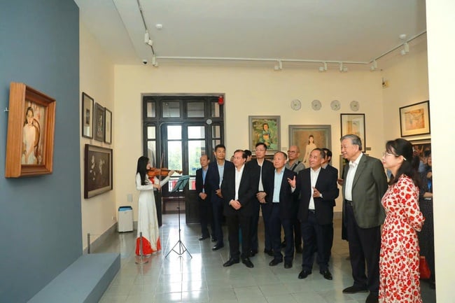 Ο Γενικός Γραμματέας Τό Λαμ και η σύζυγός του επισκέπτονται το Μουσείο Καλών Τεχνών του Βιετνάμ - Φωτογραφία 1. Tổng Bí thư Tô Lâm cùng Phu nhân thăm Bảo tàng Mỹ thuật Việt Nam - Ảnh 1.