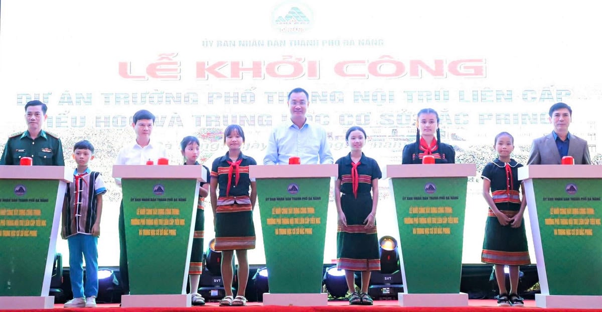De heer Le Ngoc Quang (5e van rechts), secretaris van het stadspartijcomité van Da Nang, en afgevaardigden verrichtten de eerstesteenlegging voor het Dac Pring Inter-level Primary and Secondary School-project. Foto: CV.